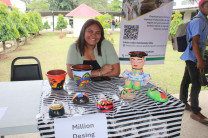 Estudiante egresada de la UTP Coclé con su emprendimiento