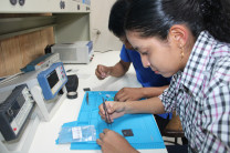 Estudiantes en proceso de instalación de componentes 