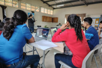 Estudiante explica al público uno de los temas.