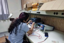 Estudiante Jashiel Ortega, realiza labores de prueba de funcionamiento de los equipos de instrumentación.