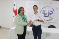 Estudiante Joana Sánchez recibe certificado 