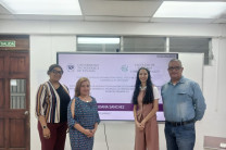 Estudiante Joanna Sánchez junto a profesores jurados Ing. María Tejedor, la Ing. Yamileth Quezada y el MSc. Rafael Alejandro Vejarano, quien además fungió como asesor del proyecto.