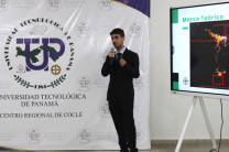 Estudiante José de los Santos Jaén durante su sustentación
