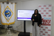  Estudiante Lizmari Gómez antes del inicio de su sustentación