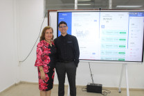 Estudiante Rafael Morales junto a  Ing. María Y. Tejedor M. de Fernández, Asesor 