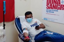 Estudiante de la UTP realizando donación de sangre.
