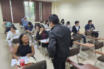 Estudiantes firman los contratos de subsidio económico.