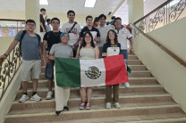 Estudiantes mexicanos. Grupo de estudiantes mexicanos posando juntos en las escaleras del edificio universitario.