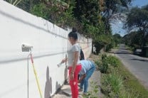 Estudiantes Aplican pintura al muro de la Casa Hogar Beatriz Jaén de Arosemena.
