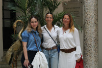 Estudiantes de la Universitat Politècnica de Catalunya en la Presidencia. Tres estudiantes de intercambio de España sonriendo durante la actividad institucional.
