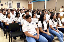 Estudiantes del Centro Regional Reciben Cascos Ingenieriles. Estudiantes del Centro Regional Reciben Cascos Ingenieriles.