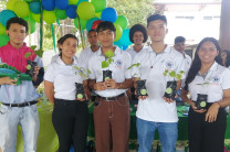Estudiantes con los plantones de Pepino