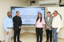 Estudiantes junto al jurado evaluador