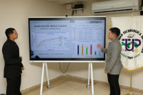 Estudiantes de la FIC Presentando su trabajo de graduación