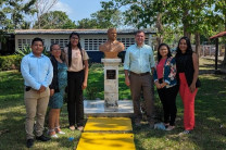 Estudiantes de la FII junto a Mgtr. Gema Sánchez, Lic. Emily Ortiz y Dr. Francisco Arango.