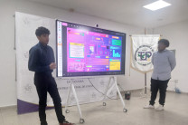 Estudiantes de la FISC sustentando sus pósteres.