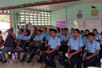 Estudiantes de noveno grado y a miembros de la comunidad de San Pedro