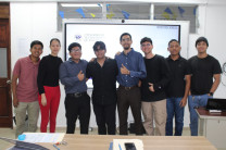 Estudiantes Denilson Alvarado y Luis Rodríguez junto a sus compañeros 