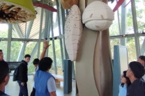 Estudiantes durante su visita al Biomuseo.