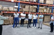 Estudiantes en bodega de la empresa Archies Group.