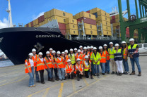 Estudiantes en la empresa PSA Panamá.