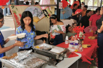 Estudiantes en los stands de la feria 