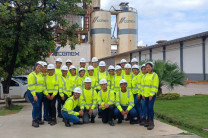 Estudiantes fuera de las instalaciones de la planta