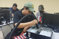 Estudiantes realizando mantenimiento a las computadoras.