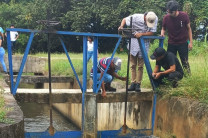 Estudiantes realizando inspección del sistema de riego 