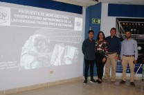 Estudiantes Isaac Quirós, Amelys Campos y Gilberto Valdés, junto al Mgtr. Francisco Arango.