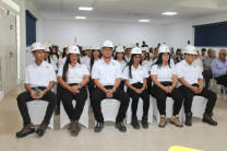 Estudiantes luego que recibieran el casco