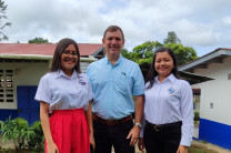 Estudiantes Mayra Cedeño y María Acosta junto al Dr. Francisco Arango