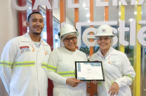 Estudiantes organizadores de la III Jornada Industrial UTP Coclé 2025 entregan reconocimiento a Nestlé. Estudiantes organizadores de la III Jornada Industrial UTP Coclé 2025 entregan reconocimiento a Nestlé.