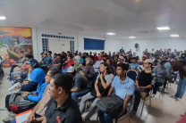 Estudiantes participantes de la conferencia.