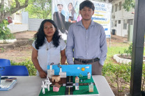Estudiante presentando sus proyectos 