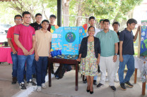 Estudiantes presentando sus stands. 