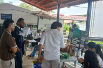 Estudiantes presentandos sus proyectos 