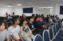 Estudiantes presentes en la conferencia.