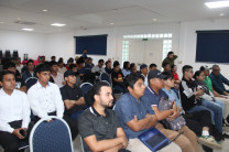 Estudiantes presentes en la conferencia. 
