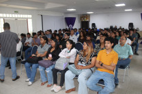 Estudiantes y profesores presentes en la plenaria. 