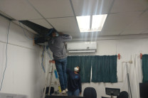 Estudiantes realizando cableado horizontal 