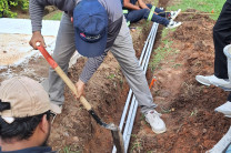 Estudiantes realizando el trabajo