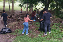 Estudiantes realizando jornada de limpieza de residuos.