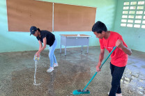 Estudiantes realizando limpieza