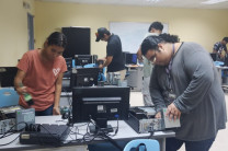 Estudiantes realizando mantenimiento a las computadoras.