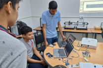 Estudiantes realizando práctica en Arduino.