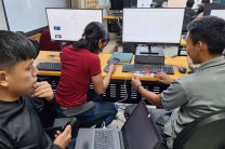 Estudiantes realizando pruebas de los circuitos. 