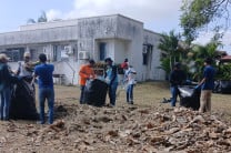 Estudiantes realizando recolección.