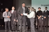 Estudiantes recibiendo reconocimiento