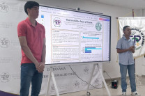 Estudiantes de la FISC sustentando sus pósteres.